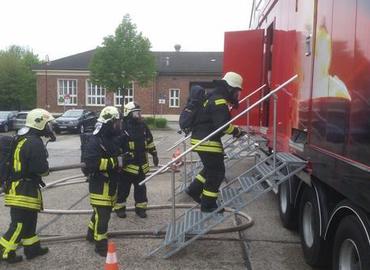 Die einzelnen Trupps begeben sich in die Brandübungsanlage auf dem Gelände der Feuerwache Mitte der LEAG Werkfeuerwehr.