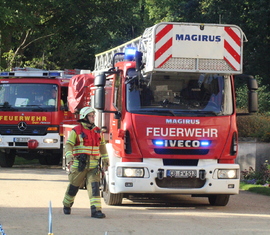 Anfahrt Hubretter zur Übung im Park Branitz