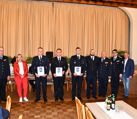 Die Kameraden Julius Jurack, David Mrosky, Benjamin Zimmermann (alle OW Stadt) sowie Peter Friesen (OW Mulknitz) wurden mit dem Ehrenzeichen des Kreis&shy;feuerwehr&shy;verbandes Spree-Neiße e.V. gewürdigt.
