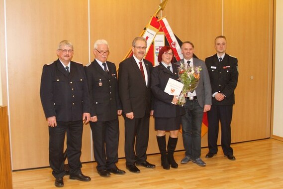 v.l. Kreisbrandmeister Kam. Wolfhard Kätzmer, Stadtbrandmeister Kam. Andreas Britze, Landrat Harald Altekrüger, Kamd. Katrin Kraljic, allg. stellv. des Bürgermeisters Jens Handreck und Vorsitzender des UV 2 Kam. Matthias Geigk