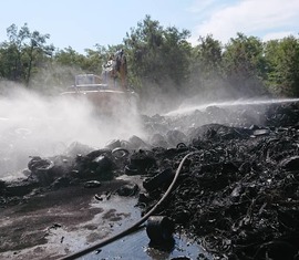 Brandschutzeinheit im Einsatz beim Reifenlagerbrand in Senftenberg (OSL)