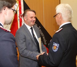 Auszeichnung des allgemeinen Stellvertreter des Bürgermeisters der Stadt Forst (Lausitz) Jens Handreck durch Stadtbrandmeister Andreas Britze