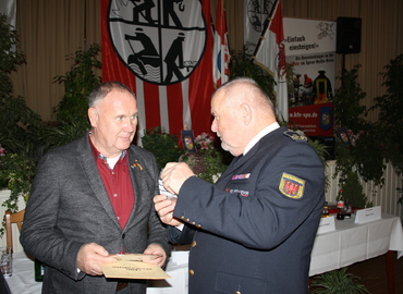 LFV-Präsident Werner-Sigwart Schippel überreicht das Förderschild der Feuerwehr an Firmenchef Dietmar Walter