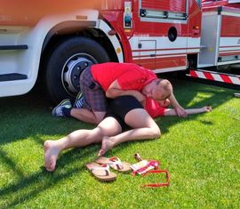 Physiotherapeut der Frauenmannschaft Ronny Heppchen (FF Forst (Lausitz) OW Sacro) behandelt die Kameradin Nicole Noack