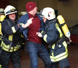 Manchmal müssen Personen auch von der Einsatzstelle ferngehalten oder entfernt werden