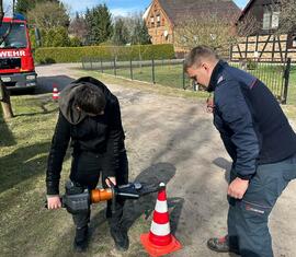 Geschicklichkeitstraining mit hydraulischem Rettungsgerät