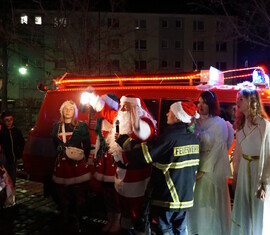 Der Weihnachtsmann hat auch das diesjährige Weihnachtslicht mitgebracht