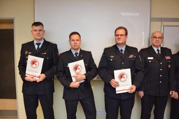 Andreas Flanz, Mario Lange und Torsten Wojtkowiak mit dem stellv. Vorsitzender Kam. Rückmann