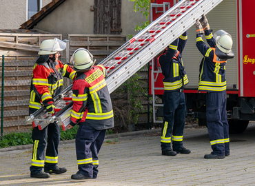 Entnahme der 3-teiligen Schiebleiter von einem Löschfahrzeug