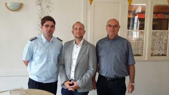 Zum 40. Geburtstag übermitteln der Vorsitzende des Kreisfeuerwehrverbandes Spree-Neiße e.V. Robert Buder und der stellvertretende Vorsitzende Siegmund Rückmann im Namen des KFV herzliche Glückwünsche.