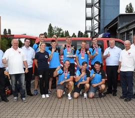 Die Lausitzer Feuerwehrsportler mit den “Ehrengästen”