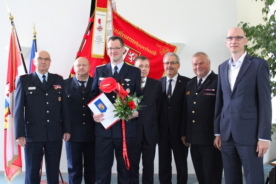 vlnr: Siegmund Rückmann (Stellvertretender Vorsitzender des KFV), Stefan Grothe (Kreisbrandmeister), Sascha Erler, Frank Stolper (Abteilungsleiter MIK), Harald Altekrüger (Landrat SPN), Werner-Siegwart Schippel (Präs. LFV BB), Carsten Billing (Ordnungsdezernent Landkreis)