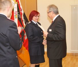 Auszeichnung der Kamd. Katrin Kraljic durch Landrat Harald Altekrüger