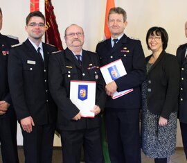 vlnr: Stadtwehrführer Frank Balkow, KFV-Vorsitzender Robert Buder, Peter Guretzki, Hans-Dieter Gottschalk, Bürgermeisterin Christine Herntier, Kreisbrandmeister Stefan Grothe