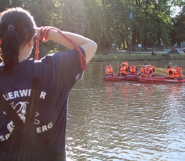 Spremberger Feuerwehr übt die Rettung verunfallter Personen auf dem Gewässer