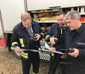 An der Station "Verkehrsunfall" wurde das ordnungsgemäße Absetzen der Lagemeldung und Nachfordern von Einsatzkräften geübt.