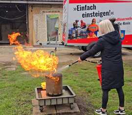 Mitarbeiter des Hotels "zum goldenen Löwen" trainieren den Umgang mit dem Feuerlöscher