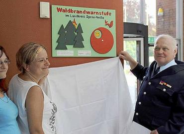 Einweihung der neuen Waldbrandwarnstufenschilder durch den Vorsitzenden des Kreis­feuerwehr­verbandes Wilfried Britze. Foto: AML