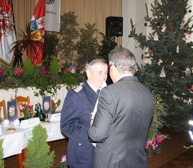 Landrat Harald Altekrüger zeichnet Ehrenamtsbrandmeister Manfred Kaolczak (Burg-Kauper) mit dem Ehrenkreuz des Deutschen Feuerwehrverbandes in Gold aus