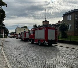 Feuerwehrfarzeuge aus dem Amt Döbern-Land in der Sprembergerstr. vor dem Gerätehaus Döbern