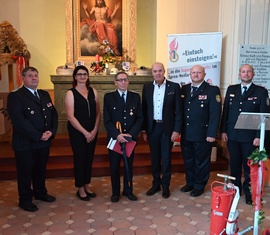 Ehrung Brandenburger Feuerwehr-Ehrenkreuz in Bronze; v.l.: Mathias Voigt – Gemeindewehrführer, Anke Dabow – Stellv. Vorsitzende der Gemeindevertretung, Edgar Rendelmann – Ortswehr Klein Döbbern, Dieter Perko – Bürgermeister, Stefan Grothe – Kreisbrandmeister, Dr. Holger Bialek – Vorstand für Geschäftsführung des KFV Spree-Neiße e.V.