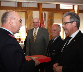 Übergabe der Chronig an den Landrat, Herrn Harald Altekrüger