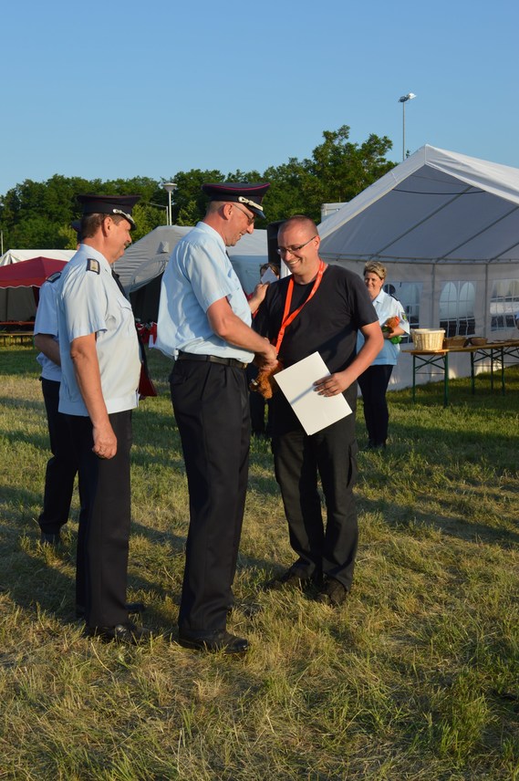 Stefan Kothe amt. Kreis­jugend­feuerwehrwart SPN gratuliert Stephan Winkler zur Auszeichnung mit dem Ehrenzeichen der Landesjugendfeuerwehr Brandenburg in Gold