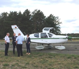 Landesbranddirektor Rudolph und IFRC Präsdident Lothar Hügin gehen mit der Bürgermeisterin auf einen Rundflug