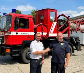 Uwe Wonneberger (rechts) erhält offiziell das neue Fahrzeug