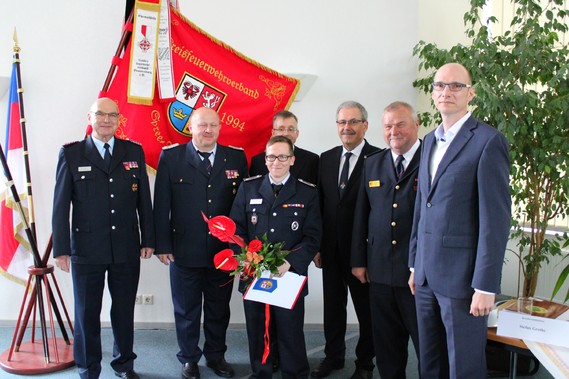 vlnr: Siegmund Rückmann (Stellvertretender Vorsitzender des KFV), Stefan Grothe (Kreisbrandmeister), Dominik Ernst, Frank Stolper (Abteilungsleiter MIK), Harald Altekrüger (Landrat SPN), Werner-Siegwart Schippel (Präs. LFV BB), Carsten Billing (Ordnungsdezernent Landkreis)