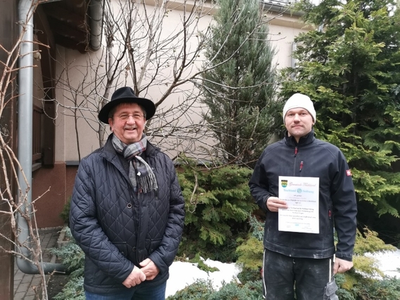 Teichlands Bürgermeister Harald Groba und Christian Sommer
bei der Übergabe der Ehrenurkunde.
