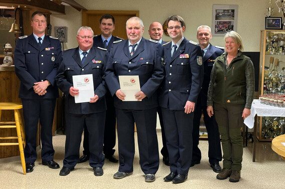 1. Reihe: René Kaufmann (JW), Gerd Kaufmann, Werner Böttcher, Robert Buder (VV KFV), Frau Schulz (ehrenamtliche Bürgermeisterin Groß Scacksdorf-Simmersdorf)
2. Reihe: Toni Völpel (OWF), Lars Mudra (ABM), Lars Garbrecht (Stellv. OWF)