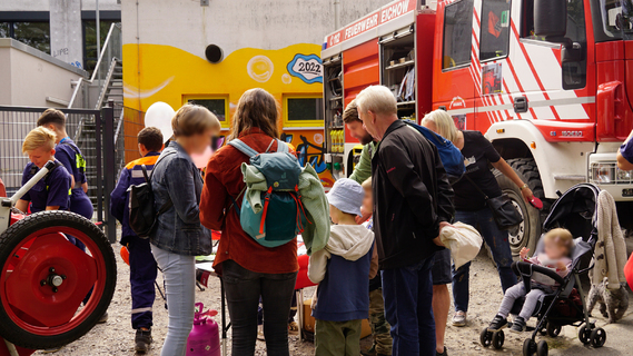 Interessierte Besucherinnen und Besucher