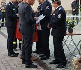 Amtswehrführer Lars Mudra ehrt die scheidende Ortswehrführung Döbern