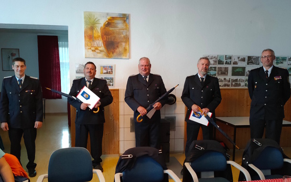 v.l.n.r.: Ortswehrführer Christian Raschick, Joachim Ketzmar, Frank Pohle, Mike Winter, Kreisjugendfeuerwehrwart Stefan Kothe als Vertreter des Vorstandes des KFV SPN e.V.