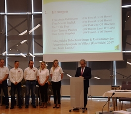 Landrat Harald Altekrüger hält die Laudatio für die erfolgreichen Feuerwehrsportlerinnen und –sportler während der Kreistagssitzung. (v.l.n.r Ronny Heppchen, Eric Frey, Tommy Paulick, Nicole Paulick, Anja Aldermann, Harald Altekrüger)