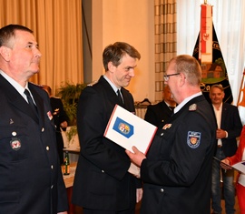 Die Kameraden Mathias Dottke und Jürgen Jurack (beide OW Stadt) erhielten das Ehrenzeichen des Kreis&shy;feuerwehr&shy;verbandes Spree-Neiße e.V. in der Sonderstufe.