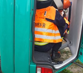 Das Auto liegt auf der Seite, über die Heckklappe wurde ein Zugang geschaffen