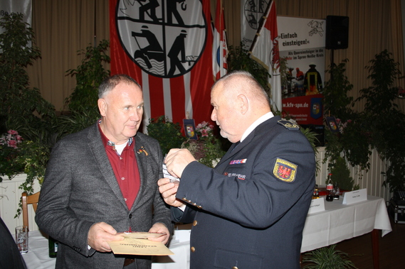 LFV-Präsident Werner-Sigwart Schippel überreicht das Förderschild der Feuerwehr an Firmenchef Dietmar Walter