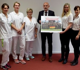 v.l.n.r.: Kerstin Petau, Stefanie Rasner, Sybille Woidt (alle Physiotherapie CTK), CTK-Geschäftsführer Dr. Götz Brodermann und die Feuerwehrsportlerinnen Anja Aldermann und Melanie Müller