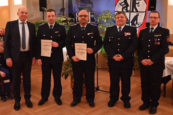 v.l.n.r: Dieter Perko (Bürgermeister), Marcel Mergl (neuer stellv. OWF), Peter Stephan (neuer OWF), Mathias Voigt (Gemeindewehrführer), Michael Schimmack (ehem. OWF)
