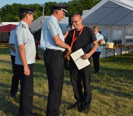 Stefan Kothe amt. Kreis&shy;jugend&shy;feuerwehrwart SPN gratuliert Stephan Winkler zur Auszeichnung mit dem Ehrenzeichen der Landesjugendfeuerwehr Brandenburg in Gold