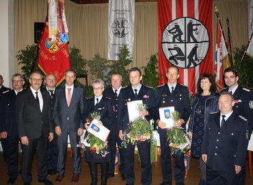 vlnr: Ehren-KBM Wolfhard Kätzmer, Landrat Harald Altekrüger, KBM Stefan Grothe, Drebkaus Bürgermeister Paul Köhne, Antje Raschick, LFV-Präsident Werner-Sigwart Schippel, Matthias Tannert, Robert Judis, Amtsdirektorin Elvira Hölzner, Amtsbrandmeister Thomas Schulze, KFV-Vorsitzender Robert Buder