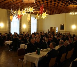 Nicht nur Feuerwehrleute sondern auch viele HauptverwaltungsbeamtInnen im Saal