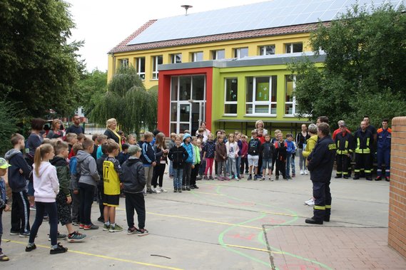 Vor Beginn des Aktionstages gibt es eine kleine Einführung für die künftigen BrandschutzexpertInnen