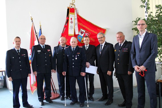 vlnr: Jernou Chahin (Amtswehrführung Döbern-Land), Siegmund Rückmann (Stellvertretender Vorsitzender des KFV), Stefan Grothe (Kreisbrandmeister), Martin Rein, Frank Stolper (Abteilungsleiter MIK), Harald Altekrüger (Landrat SPN), Werner-Siegwart Schippel (Präs. LFV BB), Carsten Billing (Ordnungsdezernent Landkreis)