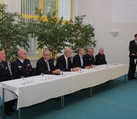 IMG 0982: Zu den Auszeichnern gehörten v.l.: stellv. Kreisbrandmeister René Bennewitz, der stellv. Vorsitzendes des Kreis&shy;feuerwehr&shy;verbandes Siegmund Rückmann, der Landrat Harald Altekrüger, der Ministerpräsident Dietmar Woidke, der Bürgermeister Karsten Schreiber, der Vorsitzende des Landesfeuerwehrverbandes
Werner-Siegwart Schippel und der Landesbranddirektor Heinz Rudolph