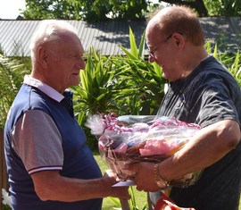 Bürgermeister Jörg Krakow gratuliert dem Geburtstagskind