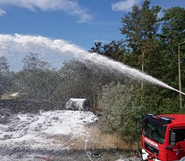 Brandschutzeinheit im Einsatz beim Reifenlagerbrand in Senftenberg (OSL)