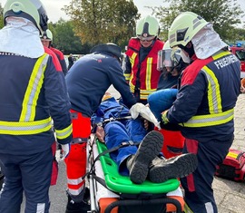Übergabe Patient an Rettungsdienst - Showvorführung Technische Rettung Verkehrsunfall
